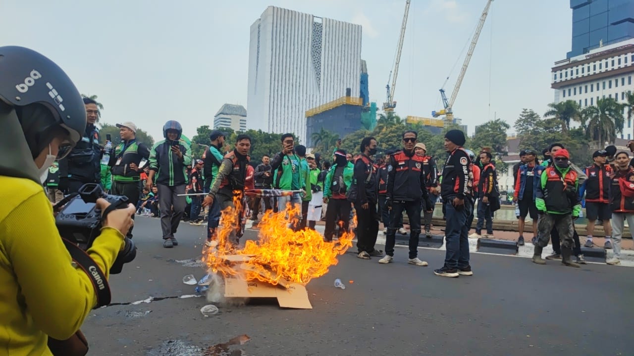 Driver ojol berunjuk rasa d kawasan Patung Kuda menuntut pemerintah merevisi aturan tarif. (Foto: Beriandi Pancar/fakta.com)