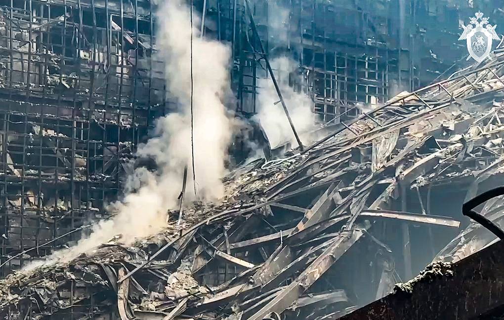 Dampak kebakaran akibat ledakan dari bom yang dibawa tersangka penyerangan Crocus City Hall, dekat Moskow, Rusia, Jumat (22/3/2024). - Dok. TASS