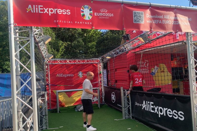 Sejumlah warga mengunjungi Fan Zone EURO 2024 di kawasan Reichstag, Berlin, Jerman, yang dipenuhi iklan AliExpress. ANT/Citra Listya Rini