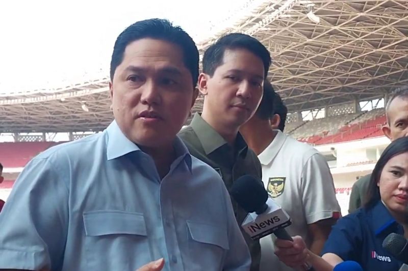 Ketum PSSI Erick memantau kondisi lapangan Stadion Utama Gelora Bung Karno (GBK) di Jakarta, Rabu (5/6/2024). (ANTARA/Aloysius Lewokeda)