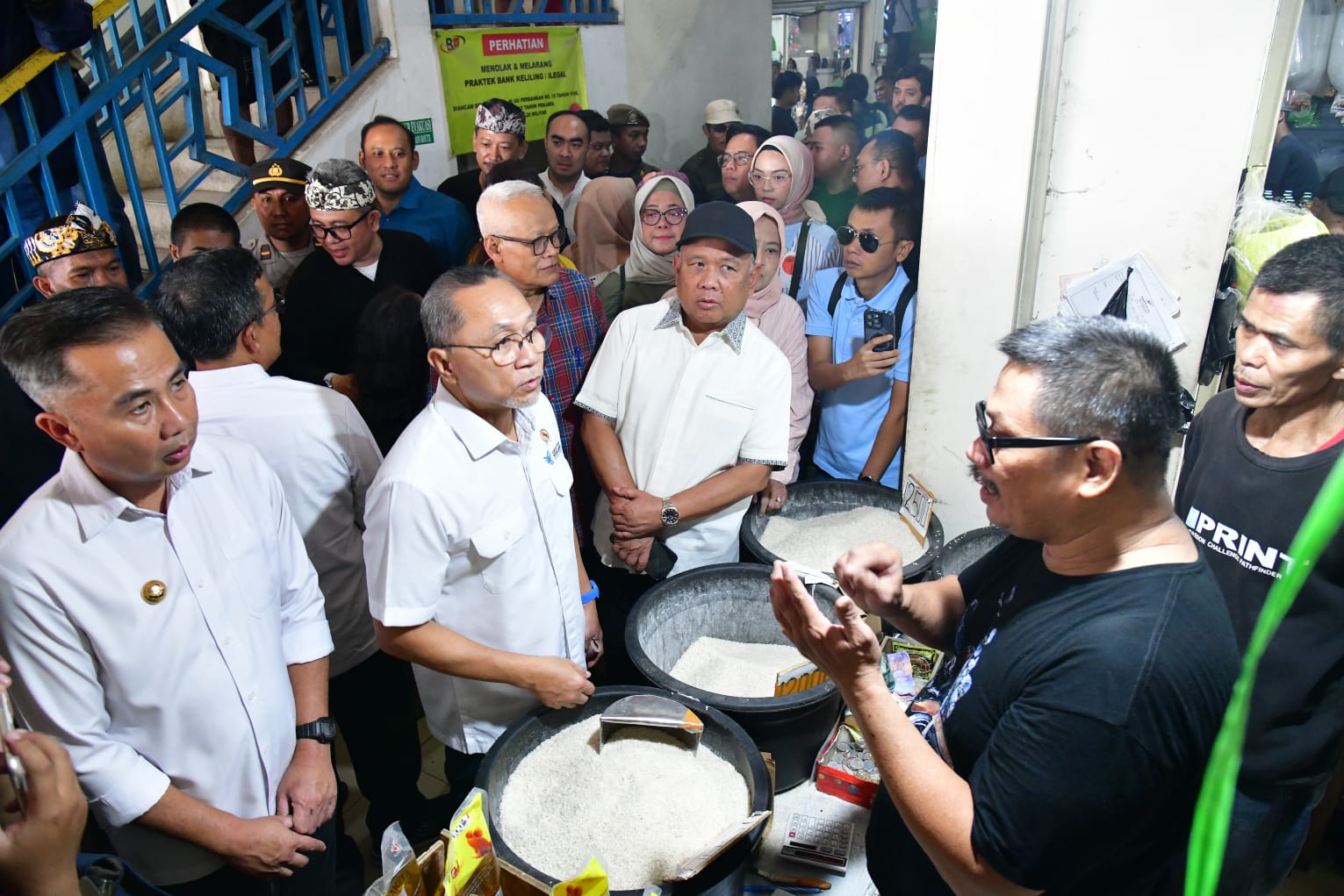 Mendag saat meninjau Pasar Tagog Padalarang. (Foto: Humas Jabar)