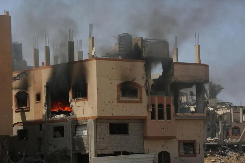 Bangunan rusak dan terbakar akibat serangan Israel di dekat Kamp Nuseirat, Gaza, Sabtu (8/6/2024). Foto: Antara/Xinhua/Marwan Daoud/am