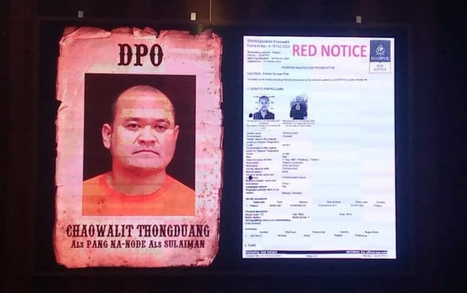 Poster DPO dan identitas Thongduang Chaowalit saat diperlihatkan dalam konferensi pers di Mabes Polri, Jakarta, Minggu (2/6/2024). Dok. Divisi Humas Polri.