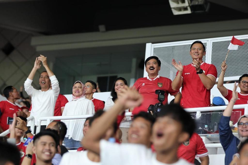 Presiden Jokowi bersama Iriana menonton laga Indonesia vs Vietnam di Gelora Bung Karno, Jakarta, Kamis&nbsp; (21/3/2024). Dok. X.com/@AgusYudhoyono