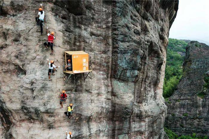 Warung di dinding tebing. (Dokumen Oddity Central)